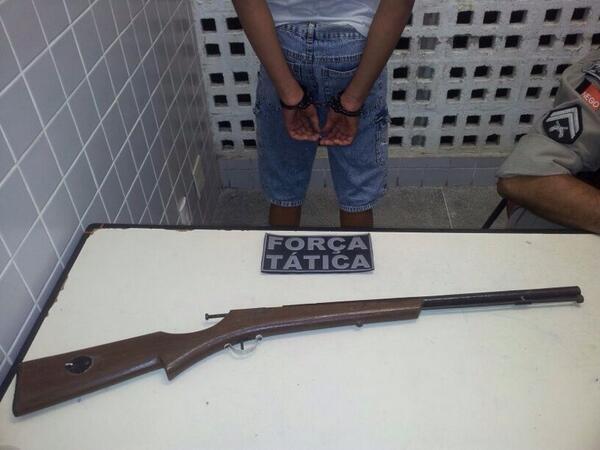 2BPMPB's tweet photo. Operação Nômade da Força Tática do 2ºBPM apreende menor no Pedregal agora com uma espingarda. http://t.co/rzJdJf8RZk