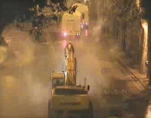 140journos's tweet photo. İnönü Stadı'nın yanından buldozeri ele geçiren göstericiler, polis TOMA'sını kovalıyor. http://t.co/tNM3yUrxQd