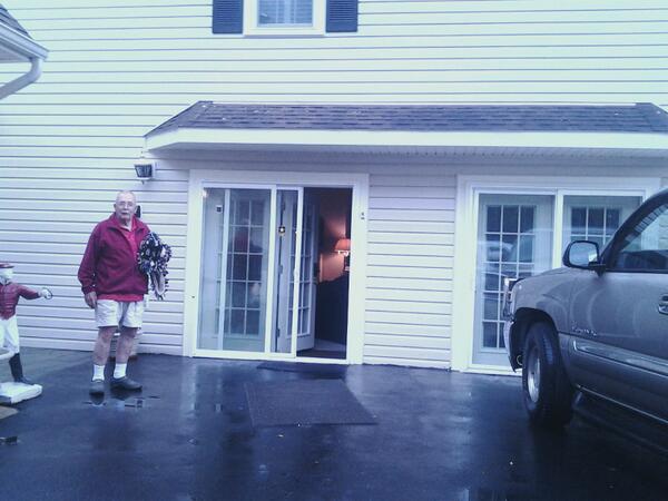 0wwie_jarrett's tweet photo. Grandpa's got style #theoneandonly #tigerted http://t.co/R5nwNsCNgI