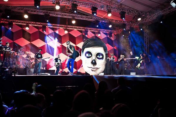 conexoeslivres's tweet photo. Renegado sobe ao palco agora, abrindo a última noite de shows do Conexão BH! Show com várias participações de peso! http://t.co/Cm7ownR1Tu