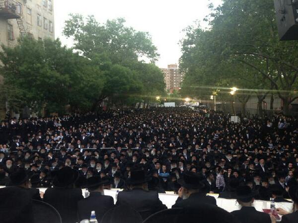 WmsbgNews's tweet image. Major Huge crowed on Taylor street (Lee x Bedford ave) at the anti internet Asifa, Thanks @NYPDNews for the great job