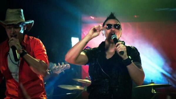Estudio19prod's tweet photo. Elvis Crespo- vallenato en karaoke http://t.co/SKhTXKYlXG http://t.co/rX6RsH4MzX