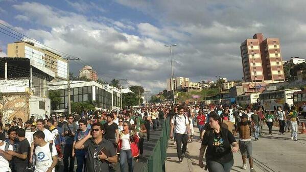 luckaz's tweet photo. O #protestoBH ocupa toda as quatro faixas da Av. Antônio Carlos e parte da busway no sentido Venda Nova http://t.co/0HG7ye7BUV #VemPraRuaBH