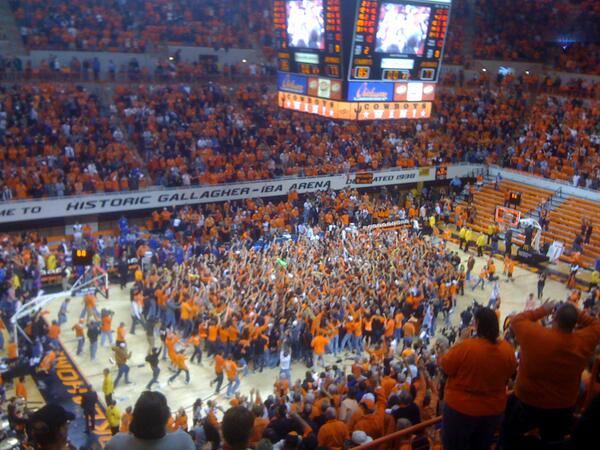 kennyta03's tweet photo. #b3113 B1 What makes this such a great school and city, we have the greatest fans in the nation. http://t.co/tvPodle8KB