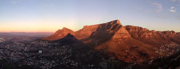ishotimagesza's tweet photo. Lengthening #LionsHead shadow on @TableMountainCa #CapeTown http://t.co/SSedARoDOs