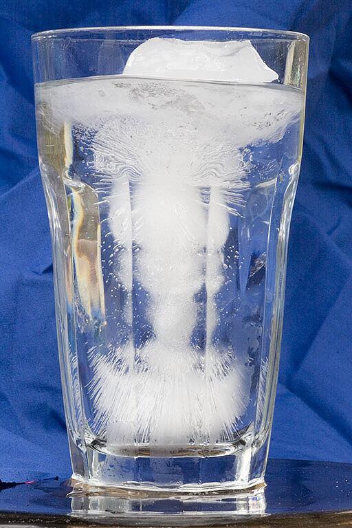 Протиевая вода. Замерзшая вода в стакане. Лед в стакане. Замораживание воды. Стакан воды.