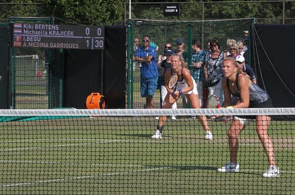Samen in actie op baan 6: <a href="/MisaKrajicek/">Michaëlla Krajicek</a> en <a href="/kikibertens/">Kiki Bertens</a>. #topshelfopen