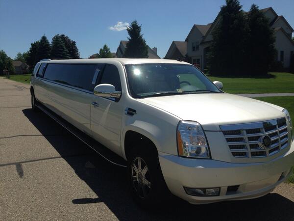 BmoneyBaldus's tweet image. My grandparents roll up in a Cadillac limo to pick us to take us to the airport #RollingInStyle #ITALY! 🇮🇹🇮🇹🇮🇹