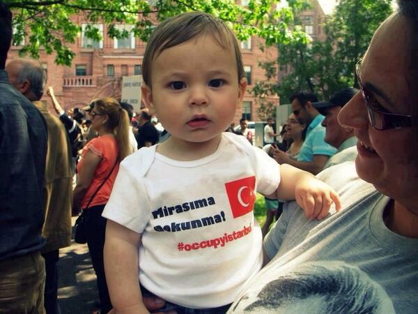 TURK_GENCLIGI's tweet photo. Bu çocuk vardı, Taksim gaz bombasına boğulmadan, panzerle ezilmeden önce!
Mutlu musunuz şimdi?
#1MilyonYarinTaksime http://t.co/RYpZMdfUT8