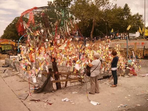 MacaoTwit's tweet photo. la polizia brucia l'"albero dei desideri" a #GeziParki http://t.co/gTHEG1cUtU prima: http://t.co/uYA5A3vVdv #occupygezi via @zeynep #turkey
