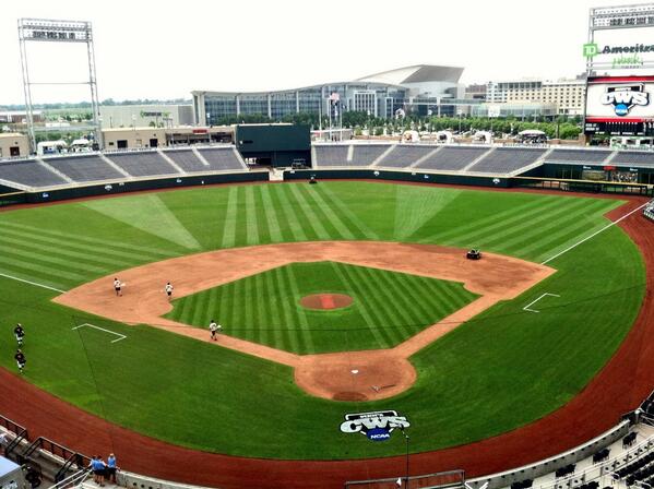 courierjournal's tweet photo. Say hey to Warren RT @mattstonephotog: I want my backyard lawn to look like this. #snapperstyle #cws #louisville http://t.co/hGLy8ljsQW