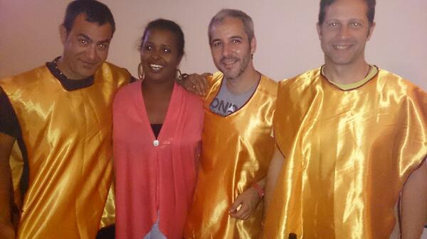 JesusCalleja's tweet photo. no es una broma, es el chaleco que han dado al equipo de desafío extremo como acreditación de prensa para la maratón http://t.co/FIiEL7G4wu