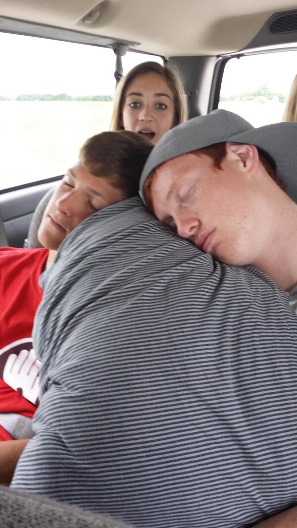 LanternsVan's tweet photo. Green lanterns share everything.....even love....#feelingthelove #sleepyboys #brocksleepswithhiseyesopen http://t.co/ci2qzgHyfe