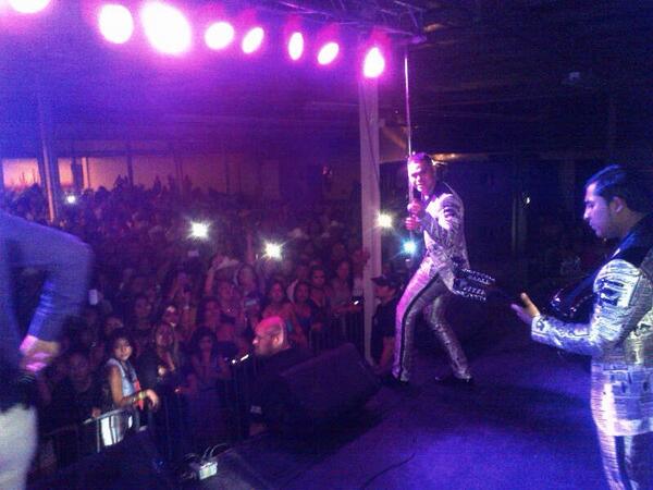 BarajasEnigma's tweet photo. Anoche en Tucson AZ muy agradecido por todo su cariño y sus comentarios hacia mi y el grupo Gracias Gracias gracias http://t.co/JcRtTXH3W0