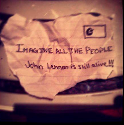 Taksim'deki piyanistin paylaştığı son not. "John Lennon hala yaşıyor!!!" <a href="/Klavierkunst/">Davide Martello🇺🇦☮️🇷🇺</a>
facebook.com/photo.php?fbid…