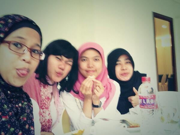 oned_30's tweet photo. @Lhyza @hikmahnurul @nesia_felton http://t.co/zpGvk68vnc
