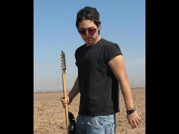 atone_band's tweet photo. Aqui les ponemos más fotos, Me dicen "Payan" Soy el Vocalista y guitarro. http://t.co/TcWncy5yUI