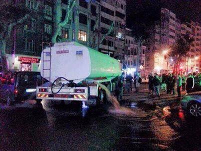 Panzerlere su taşıyan itfaiyenin suyunu Çarşı ve Fenerliler böyle boşalttırdı!
#TürkiyeSokakta #AskerKışlanaDön