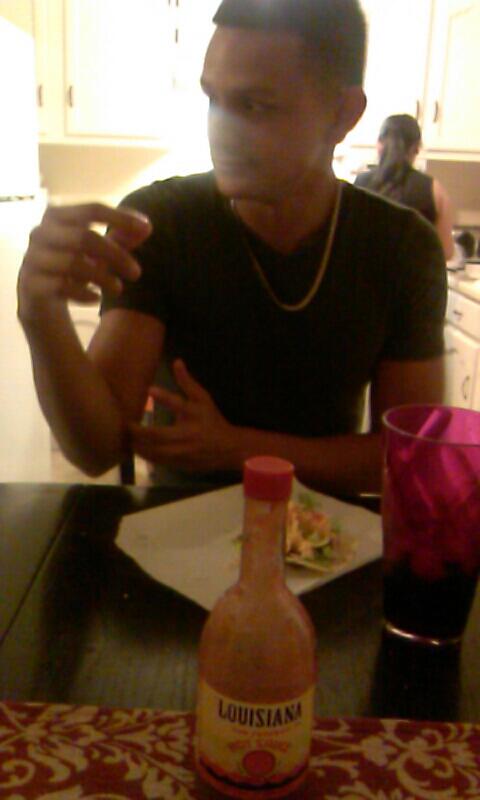 estephania___'s tweet image. He keeps eating &amp;amp; eating!  #fatass #aaron #spymode