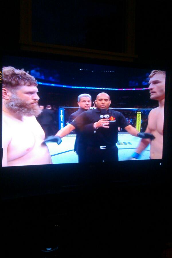 _paycheck's tweet image. Big country has a nuclear bomb in his right hand #Joerogan# #ismokerocks