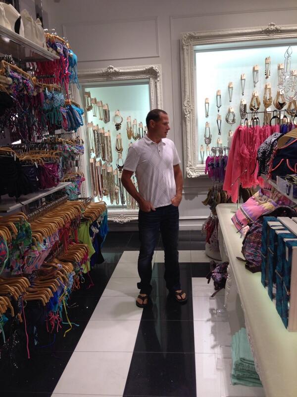 Cbecerine100's tweet photo. @RobbieMiranda checking stuff at forever 21!! #perv http://t.co/xt3Z2m1vRK