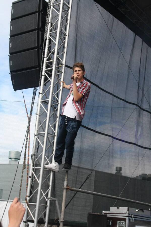 Jennkk_'s tweet photo. Kiiitos @RobinVirallinen eilisestä keikasta, oli ihan huippuu!<3 #robinoulussa http://t.co/1D6XFUV7Ul