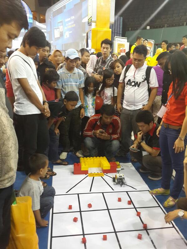 indosatim3's tweet photo. Lg asik ngeliatin mikrobitik di #BoothIndosat eh @wjnrko di candid sm mimin..dpt kejutan pulsa deh.congratz! #ICS2013 http://t.co/4plNm7NNCj