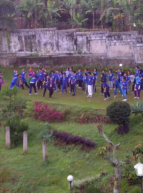 anna_illyana's tweet photo. @D3AkPajak nih td lg senam yess.. :p Sory balik duluan ga bisa nemenin lama cc @eky1410 http://t.co/gIP71T8YbW