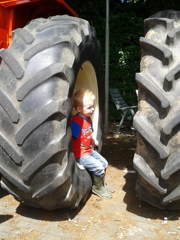 Kleine man bij grote traktor #oldtimertreffen