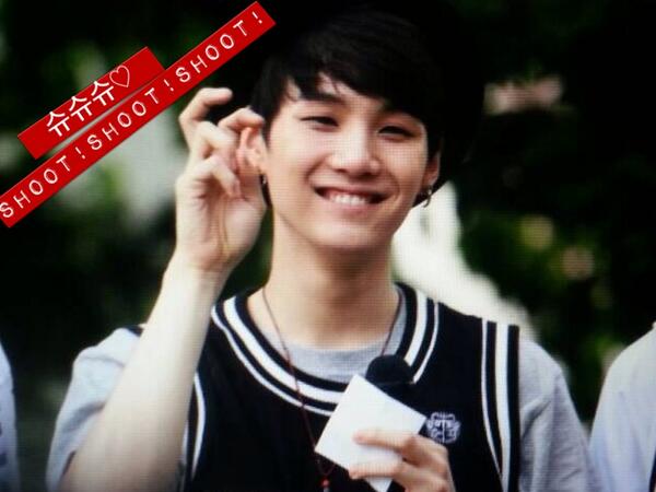 sss_suga's tweet photo. 130616 인기가요 미니팬미팅 #슈가 @Bts_twt 슈가 개인블로그 슈!슈!슈!입니다!!^^마니 사랑해주세요^^ http://t.co/3LNP4WGXzI
