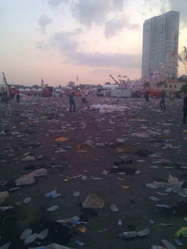 eFBmre's tweet photo. Gezi Parkını kirlettiniz, çöplüğe çevirdiniz diyenlerin Kazlıçeşme mitinginde bıraktıkları.. http://t.co/DEby9B3q8j