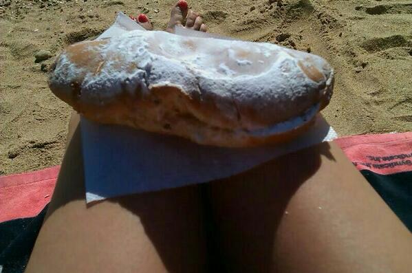 housemago's tweet photo. Y para rematar la faena el dulcecito del tio del carro en la playa. Dia completito http://t.co/6AfghQJcud
