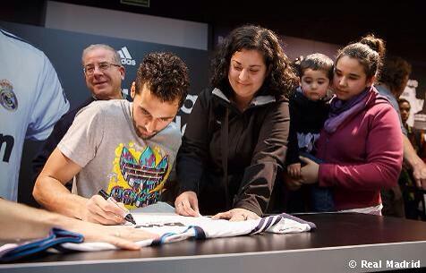JuanmaCortesG's tweet photo. @Casa_Roca y su fundación MAS subastan camiseta firmada por todo el plantel del mejor, el @realmadrid #ilovemychurch http://t.co/npcvSZlm27