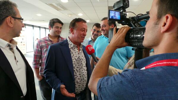 DunyaDiliTurkce's tweet photo. Ali Ağaoğlu, Final Gecesi'nde...  #HepimizBiriz #YeniBirDünya http://t.co/3RfnvEOePA