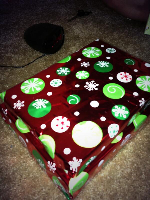 ktham0720's tweet photo. Christmas wrapping paper for Father's Day http://t.co/qlpgDBf0ii