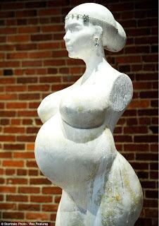 WeLoveBikini's tweet photo. Artist immortalises Kim Kardashian's nude pregnant body in stone http://t.co/vIoZLN5ze2