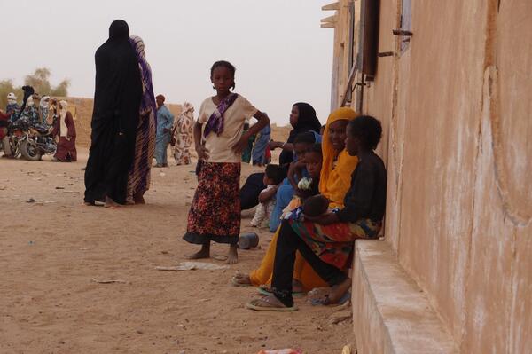 ouahmane_omar's tweet photo. #Anéfis #Mali la population attend la distribution de riz par l'armée malienne après la fuite du MNLA http://t.co/MLaIBLkW9F