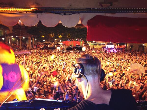 Paco_Osuna's tweet photo. @richiehawtin and el pollo rocking @ElRowSunday at poble espanyol atope❤❤❤ http://t.co/Zrd3KCcvTL