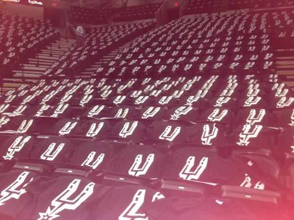 Hoy luego de que los pañuelos baratos no funcionaran, Spurs vuelven a dar camisetas #nbaespn
