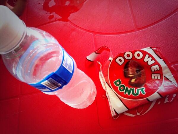 imfranzette's tweet image. Eating dowee donut hahaha... #vacanttime