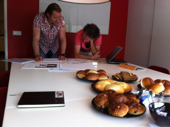 hellofoundation's tweet photo. Overleg voor project #study #support kijkje nemen structuur nieuwe website http://t.co/onQBLmahvf