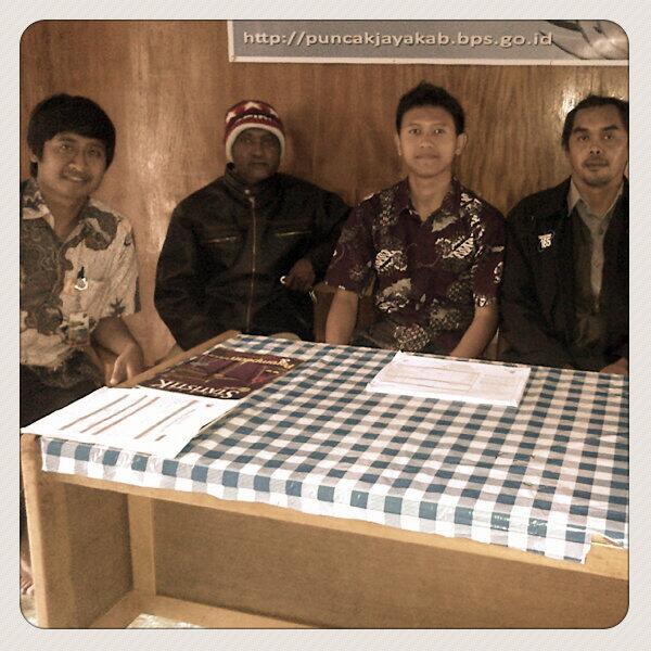 Kakak_Abdus's tweet photo. Kunjungan tim riskesdas (riset kesehatan dasar) Dinkes Puncak Jaya http://t.co/iQsE4pxGnD