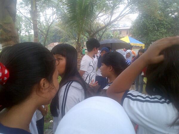 OfficialRavers_'s tweet photo. Dimanaa2 tetep si bos yg cool yg dikerubungi fansnyaaa:D @RandyMartin98 http://t.co/YHWlafEzhi