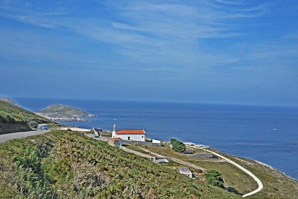 Ayer, Domingo de San Adrián, entrenamiento desde la ermita a la playa de Malpica. Pablo &amp; Dani, 2km - 40 min.