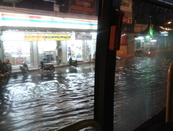 rinowikusono's tweet photo. "@TMCPoldaMetro: RT @ABoeds: 19.02 Genangan air di Jl.gunung sahari depan mangga dua square  http://t.co/z5PKmjxBZy"
