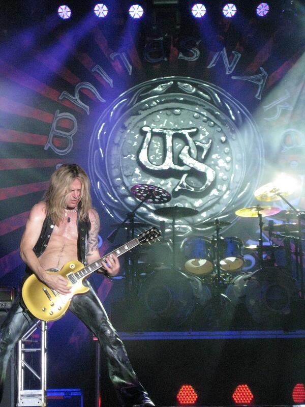 DimitrijePopov1's tweet photo. @Douglas_Aldrich heres a picture of you rocking in Belgrade .pozdrav iz Srbije http://t.co/bBkzB6NgfN
