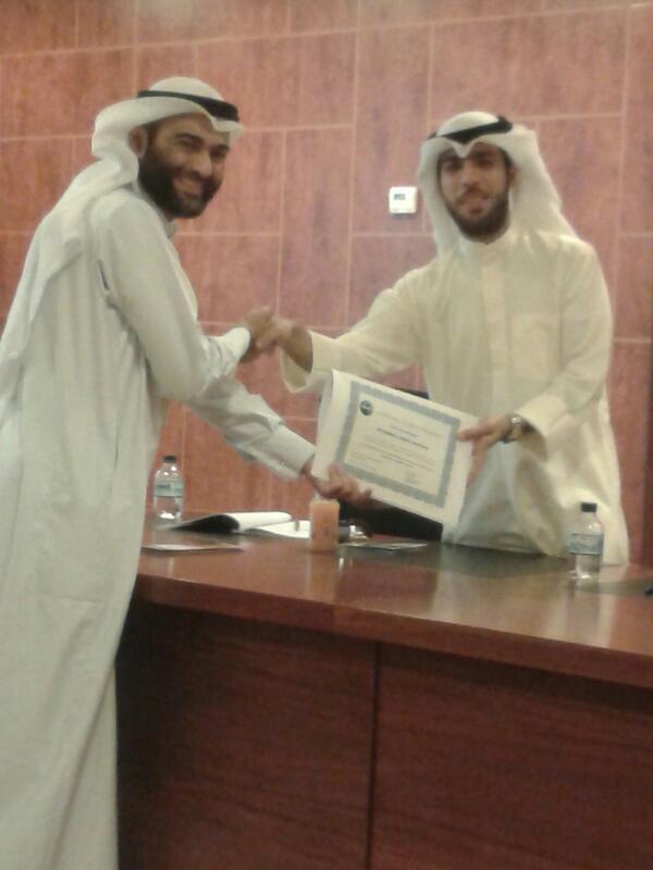 Alsmou's tweet photo. دكتور سامي وهو يسلم شهادات الحرية النفسية للاستاذ محمد شرهان http://t.co/UgxDnesWnf