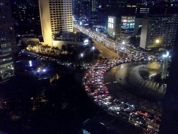RadioElshinta's tweet photo. 20.50: RT @lindaleenk: Foto kemacetan di Bundaran HI malam ini http://t.co/oMWQUiye4R #Jkt