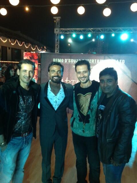 meetbros's tweet photo. with the master himself !! #remodsouza @karish_matic @Mann_meetbros @KhushbooGrewal @KishwerM #amarmustdie #nextflick http://t.co/ACnZzkOR0a