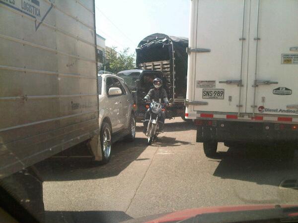 ballestas2006's tweet photo. @ElUniversalCtg Trancones en el corredor de carga y el consulado http://t.co/WYPG3viUnf